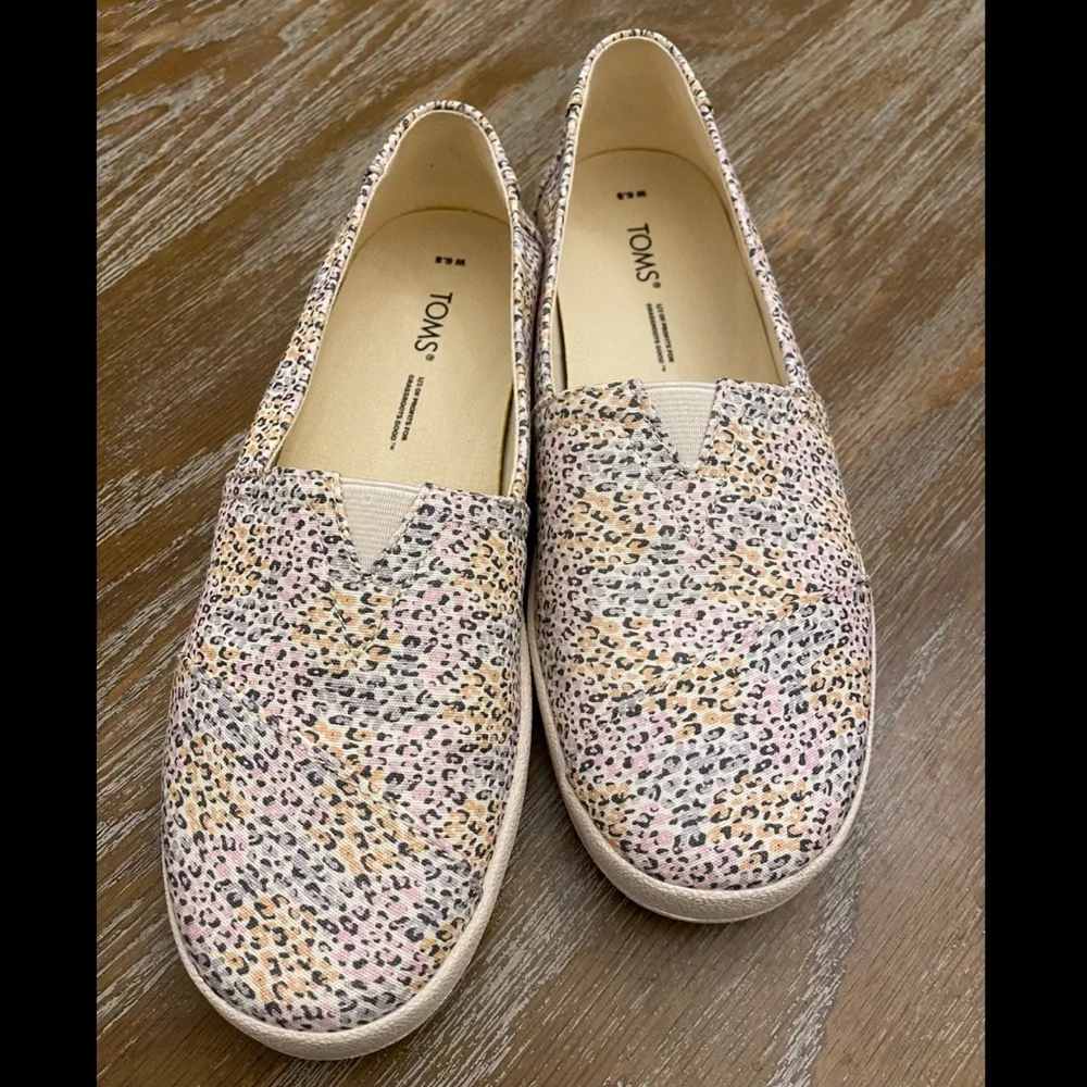TOMS Slip ons - Picture 4 of 9